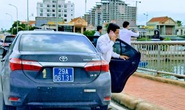Đoàn ôtô biển số xanh vô tư dừng trên cầu để người trên xe xuống... chụp hình!