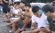 CLIP: Người dân ùn ùn đi xem thuỷ điện Hoà Bình xả lũ, bất chấp bị cấm