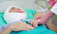 Mở băng phẫu thuật chàng trai mặt quỷ, cả bác sĩ lẫn bệnh nhân đều bất ngờ
