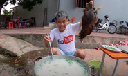 Phẫn nộ với video nấu cháo gà nguyên lông của con trai bà Tân Vlog