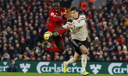 Bốc thăm đại chiến Man United - Liverpool, Peter Crouch bị dọa đoạt mạng!