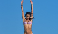 Alessandra Ambrosio gây tranh luận khi khoe dáng với bikini