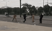 CLIP: Vượt đèn đỏ, nam thanh niên say rượu múa côn nhị khúc tấn công CSGT