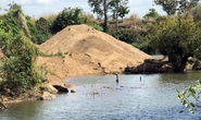 Cát tặc hỗn chiến, tranh bãi cát lậu gần UBND xã