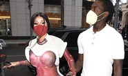 Nữ rapper Cardi B gây sốc với trang phục độc lạ trên phố