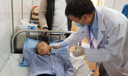 Bé trai bị chó béc-giê nhà bà nuôi cắn rách mặt