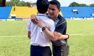 Bầu Đức đến sân theo dõi trận mở màn của HLV Kiatisuk