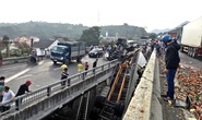 Khánh Hòa: Xe Container rơi xuống cầu vượt, đường sắt Bắc - Nam ách tắc