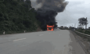 CLIP: Ôtô tải bốc cháy ngùn ngụt trên Quốc lộ 9