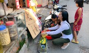 Clip: Vân Trang lang thang bán cá bóng hàng rong giúp đỡ gia đình chài lưới vô gia cư