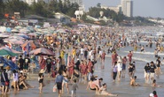 Lượng khách giảm 80%, biển Vũng Tàu vẫn đông người tắm