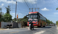 Gã đàn ông dừng xe giữa đường bắt người khác chào, rồi chém chết 1 người