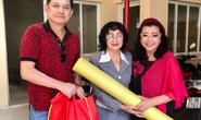 NSƯT Hữu Châu xúc động cùng Kỳ nữ Kim Cương trao quà tết cho nghệ sĩ nghèo