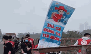 CLIP: Hàng trăm tình nguyện viên túc trực cầu Long Biên giúp người dân thả cá, gom túi nilon