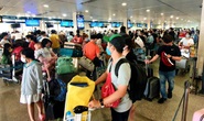 Sân bay Tân Sơn Nhất đông nghẹt ngày 25 Tết, nhiều khách trùm kín người để phòng dịch