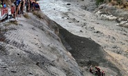 Sông băng Himalaya vỡ “như núi lửa phun trào”