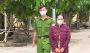 CLIP: Người dân vây bắt người phụ nữ giật dây chuyền của bé 2 tuổi
