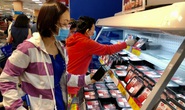 Mùng 5 Tết, người dân TP HCM mua trữ hàng hóa, giá thịt heo đã giảm