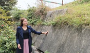 Tảng đá kỳ lạ in hình đầu người và đôi bàn tay ở Thành nhà Hồ