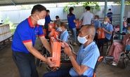 Báo Người Lao Động trao hơn 500 phần quà Tết ấm cho người vô gia cư