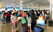 Người dân ở TP HCM thức khuya dậy sớm để hoàn, đổi vé máy bay Tết