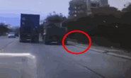 Đồng Nai: Phẫn nộ clip xe ben vượt ẩu tông 1 học sinh đi xe máy bị thương rồi bỏ chạy