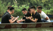 Ban quản lý chùa Hương nói gì trước tình trạng du khách đánh bài trên thuyền?