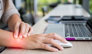 Làm việc văn phòng tại sao hay bị đau nhiều ở cổ tay?