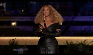 Grammy 2021: Beyonce làm nên lịch sử, Taylor Swift thắng “Album của năm”