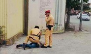 Người đi xe máy lăng mạ, đấm vỡ mắt kính thượng uý CSGT