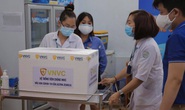 Đang tiêm vắc-xin Covid-19 ở Bệnh viện Bệnh Nhiệt đới TP HCM