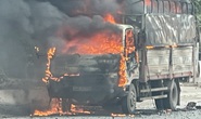 Xe tải chở bật lửa bất ngờ bốc cháy ngùn ngụt, tài xế nhảy khỏi cabin thoát thân