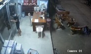 Nhân viên cây xăng ngủ gục, trộm lẻn vào cạy tủ bị camera ghi lại