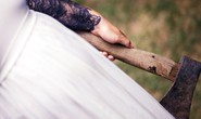 Bị bạn gái 67 tuổi chém gần chết vẫn đòi kết hôn