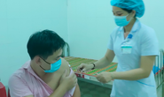 Quảng Nam yêu cầu tiêm vắc-xin cả ngày lẫn đêm, huyện nào chậm sẽ bị xử lý