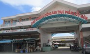 Mua bán tự phát bên ngoài chợ đầu mối Hóc Môn vẫn nhộn nhịp