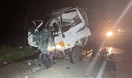 2 người chết kẹt trong cabin xe tải sau cú tông vào xe đầu kéo