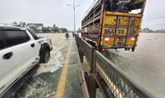 Mưa xối xả, nước lũ băng qua Quốc lộ 1 ở Quảng Nam