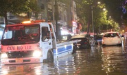 TP HCM: Triều cường kết hợp mưa lớn gây ngập nặng