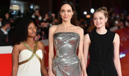 Angelina Jolie đẹp rạng ngời bên hai con gái
