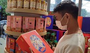 Cân não với giỏ quà Tết