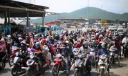 Người dân về quê qua Đà Nẵng được tặng từ đôi dép đến xe máy