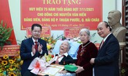 Trao Huy hiệu 75 năm tuổi Đảng cho thân sinh Chủ tịch nước Nguyễn Xuân Phúc