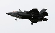 F-35 lao xuống biển sau khi cất cánh từ tàu sân bay Anh
