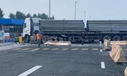 Xe đầu kéo gây tai nạn liên hoàn, tông chết người tại chốt kiểm soát dịch Covid-19