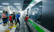 CLIP: Hành khách đông đúc trong ngày đầu tiên tàu điện Cát Linh-Hà Đông bán vé