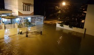 Nha Trang ngập nặng, người dân trắng đêm canh lũ
