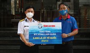 Báo Người Lao Động tặng Vùng 2 Hải quân 5.000 lá cờ Tổ quốc