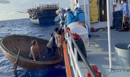 Dùng thuyền thúng đưa ngư dân gặp nạn trên vùng biển Trường Sa đi cấp cứu