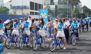 Xe đạp công cộng tung tăng ở trung tâm TP HCM sáng 16-12